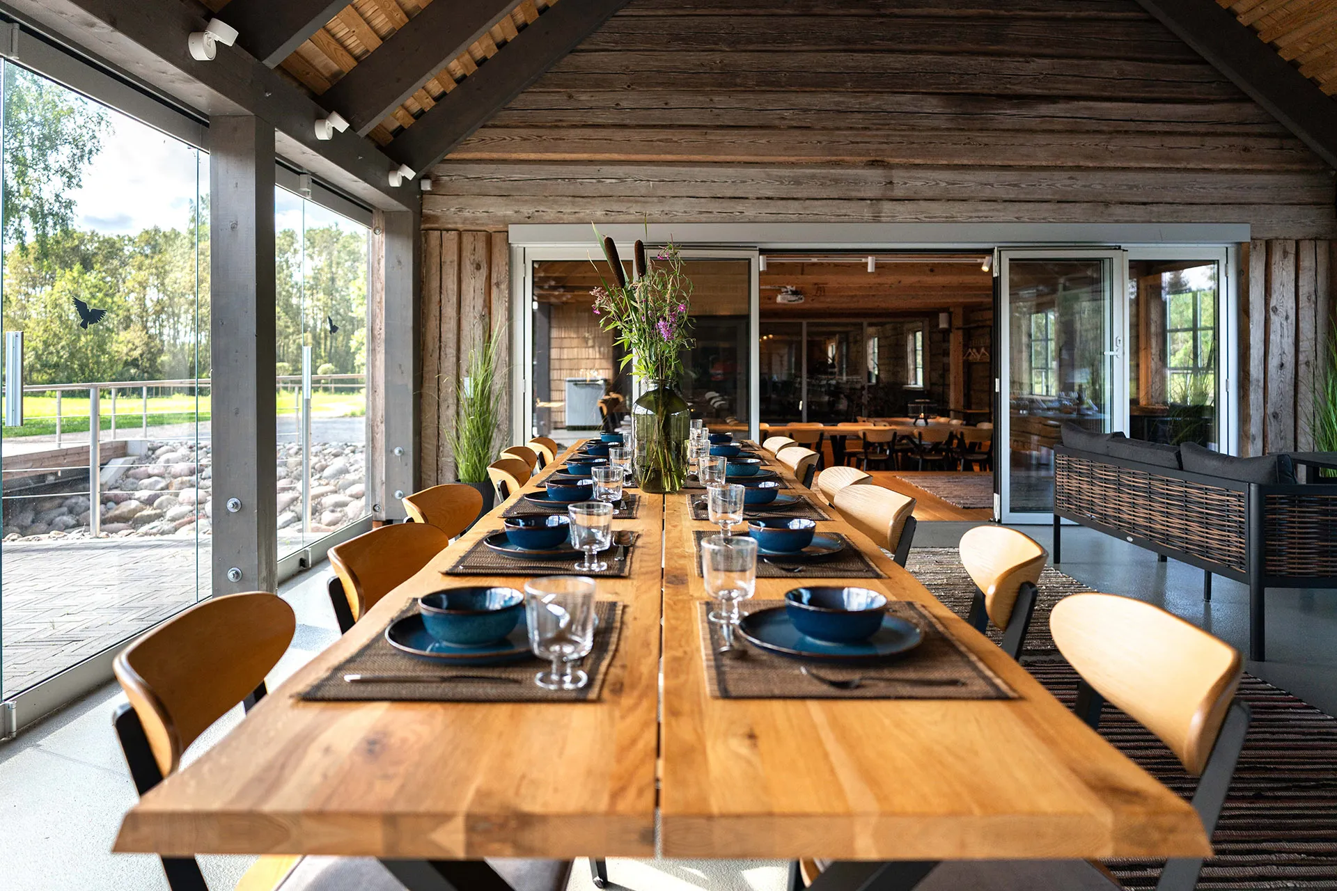 Toitlustuseks valmis hubane interjöör Sangaste Villaveskis